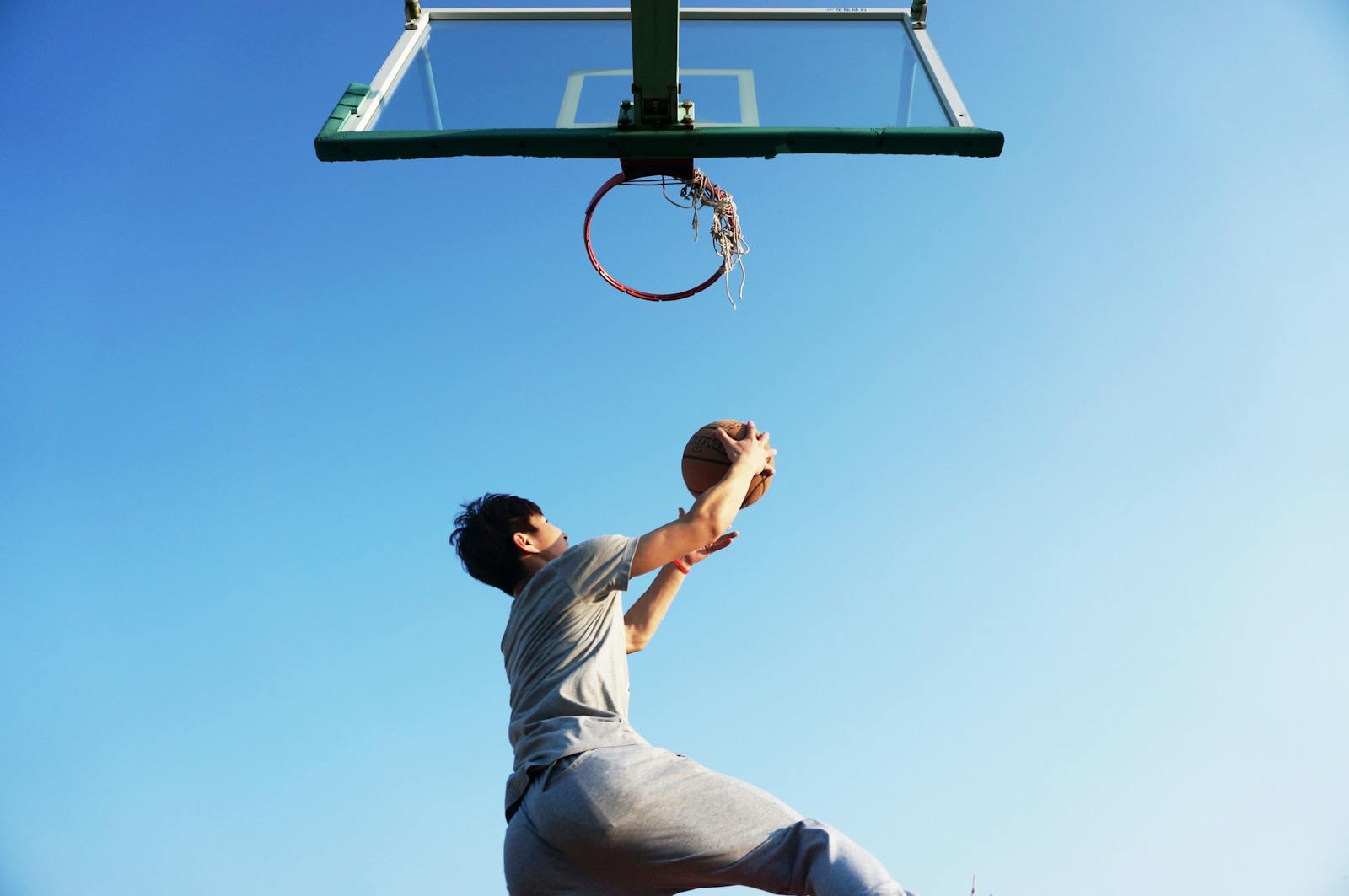 壹号娱乐 — 篮球赛场扣篮瞬间